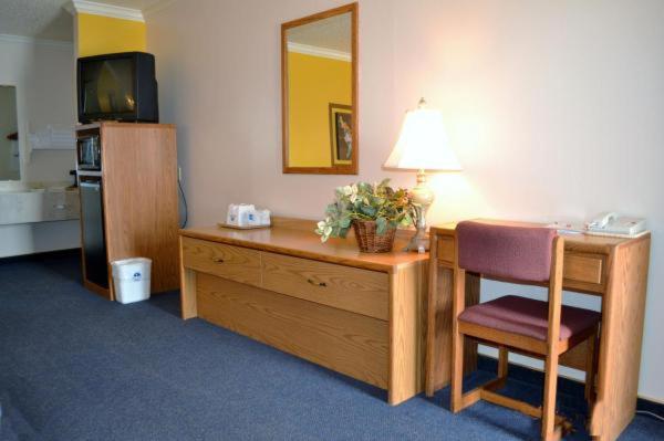 Standard Queen Room with Two Queen Beds - Non Smoking  interior